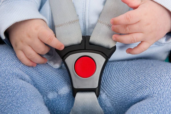 Закройте Красную Кнопку Ремня Безопасности Защищая Ребенка Автомобильном Кресле — стоковое фото
