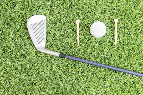 与高尔夫设备 高尔夫俱乐部和高尔夫球球在绿色草地上的相关的运动对象 — 图库照片