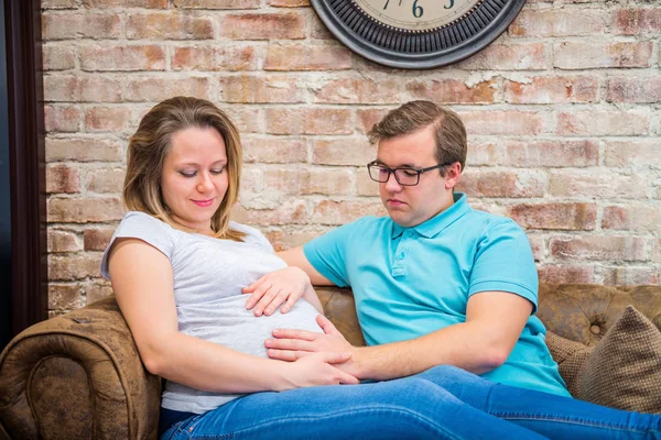 Lycklig Gravid Kvinna Och Man Sitter Nära Tegelvägg — Stockfoto