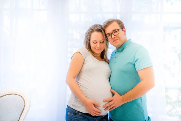 Vackert Par Gravid Kvinna Och Man Står Nära Fönstret — Stockfoto