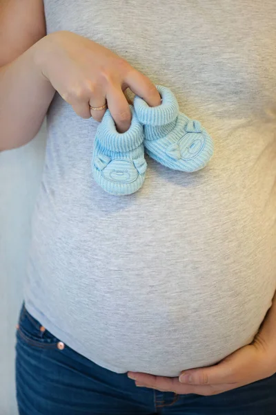 Mulher Grávida Segurando Botas Bebê Azul Esperando Menino — Fotografia de Stock