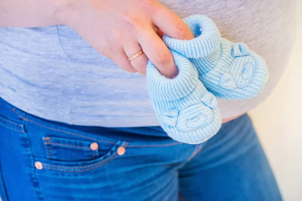 Gravid Kvinna Med Blå Baby Tossor Väntar Pojke — Stockfoto