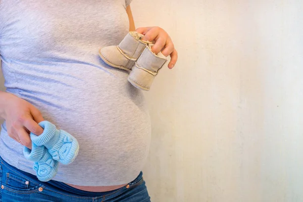 Těhotná Žena Držící Modrou Miminka Očekává Boy — Stock fotografie