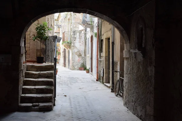 シラキュース イタリア アーチウェイ 絵のように美しい 古い町 オルティジア 古い町 地中海 — ストック写真