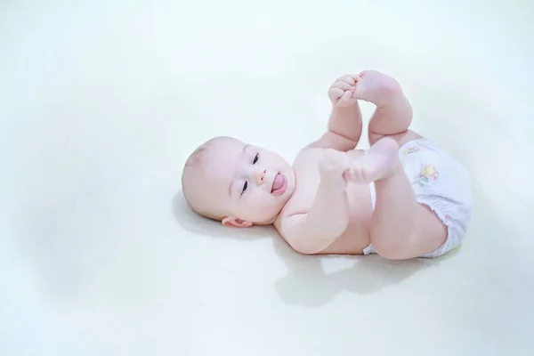 Милый Маленький Мальчик Подгузнике Играющий Ногами Постели Солнечной Спальне Смена — стоковое фото