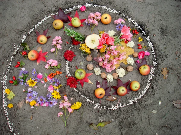 Magische Spirale Funktioniert Neben Einem See Wicca Altar — Stockfoto