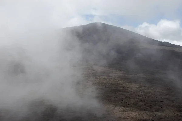 Felhők Emelkednek Piton Fournaise Csúcsán Reunion — Stock Fotó