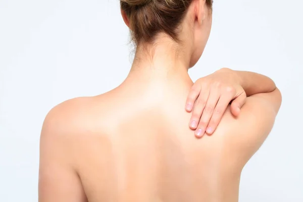 Mulher Massageando Dor Nas Costas — Fotografia de Stock