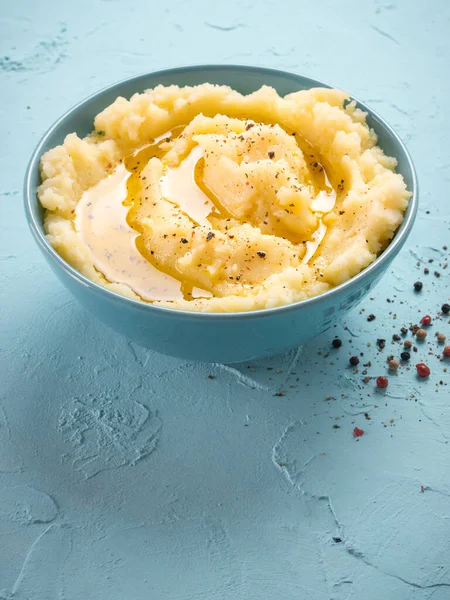 Kartoffelpüree Mit Paprika Und Olivenöl Einer Blauen Schüssel Auf Blauem — Stockfoto