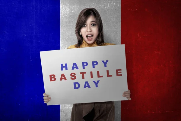 Привлекательная Азиатка Доской Посланием Дня Взятия Бастилии Днем Взятия Бастилии — стоковое фото