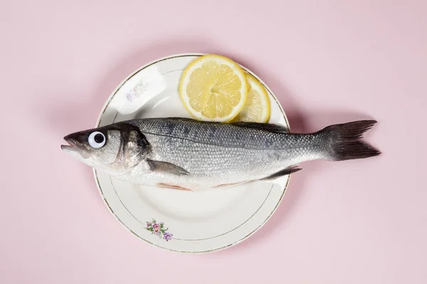 Bas Fisk Med Ögats Docka Inuti Blomma Tallrik Gömd Pop — Stockfoto