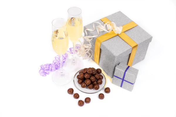 Due Bicchieri Con Champagne Con Cioccolatini Scatola Regalo — Foto Stock