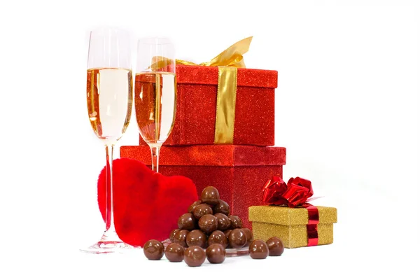 两杯香槟 巧克力和礼品盒 — 图库照片