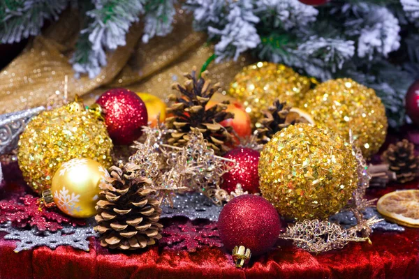 クリスマスツリー上のクリスマスツリーボール — ストック写真