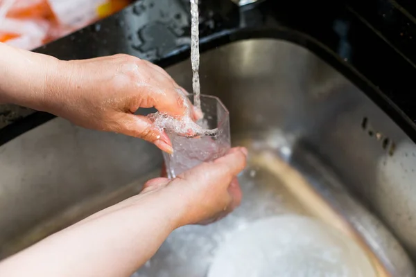 Ręce Kobiety Myjącej Ciasto Kuchni — Zdjęcie stockowe