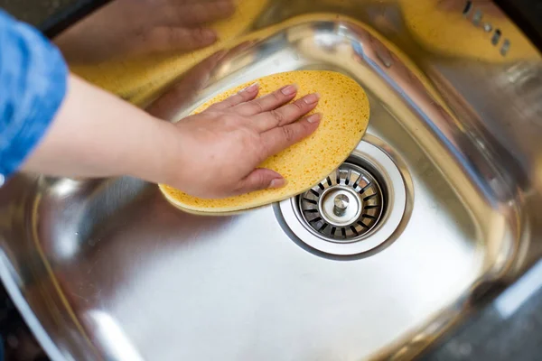 Vrouw Wassen Van Afwas Keuken — Stockfoto