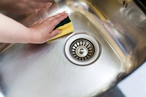 Vrouw Wassen Van Auto — Stockfoto