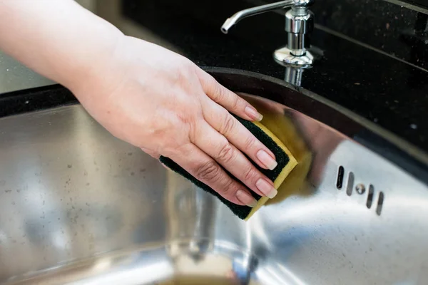 Fechar Mão Lavar Com Uma Torneira Cozinha — Fotografia de Stock