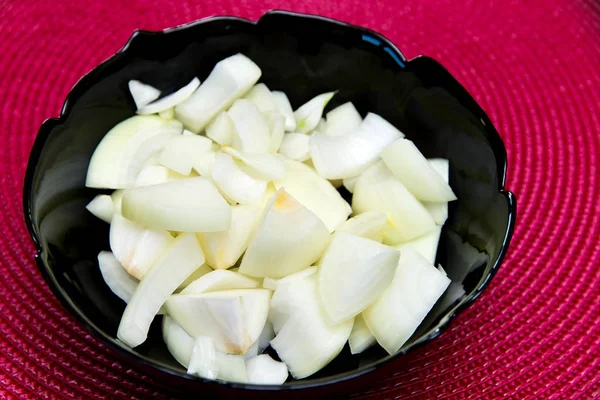 Gehackte Zwiebeln Einer Schwarzen Schale — Stockfoto