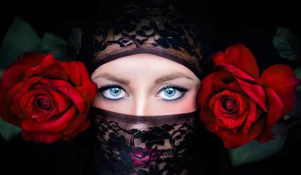 Close Uma Mulher Velada Com Cabelo Loiro Olhos Azuis — Fotografia de Stock