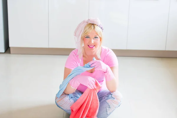 Beautiful Woman Cleaning — Stock Photo, Image