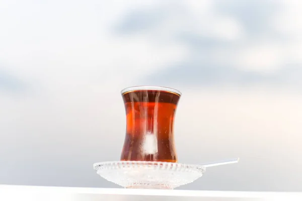 Beyaz Arka Planda Bir Fincan Sıcak Çay — Stok fotoğraf
