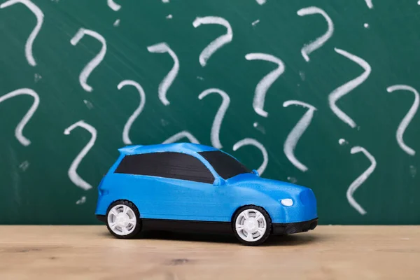 Közelkép Egy Kék Autó Előtt Chalkboard Mutatja Kérdőjelek — Stock Fotó