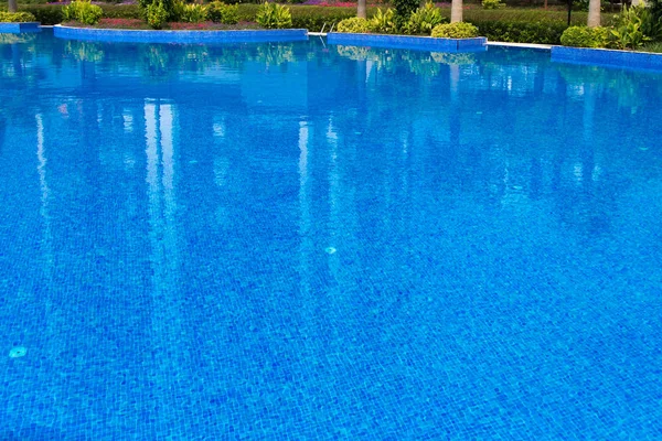 青い水でプールを — ストック写真