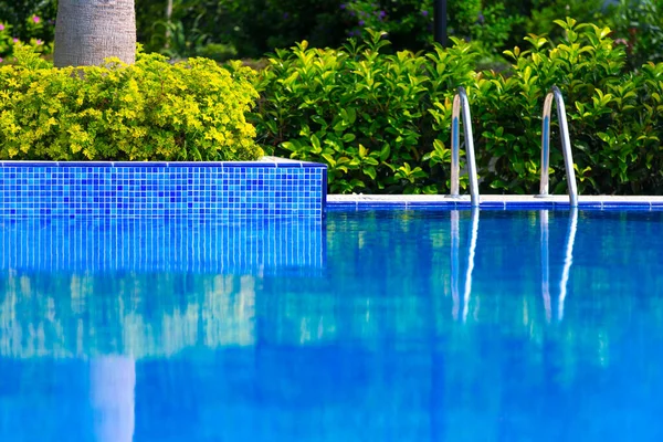 高級ホテルの傘と椅子で泳ぐプール — ストック写真