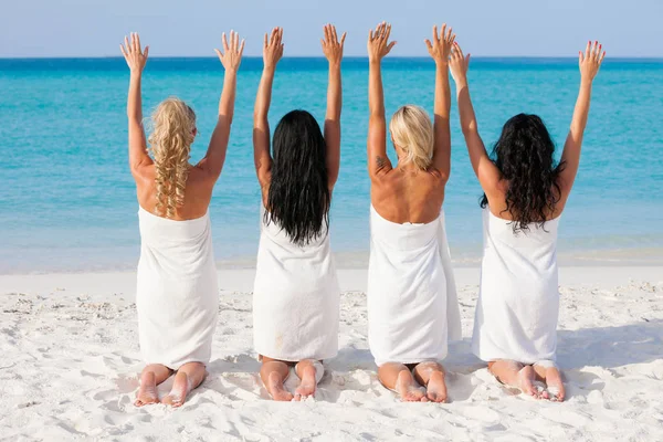 Девушки Белых Полотенцах Песчаном Пляже — стоковое фото