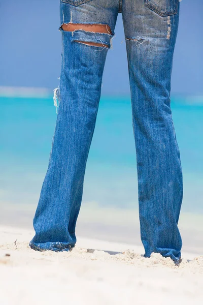 Ragazza Con Jeans Sulla Spiaggia — Foto Stock