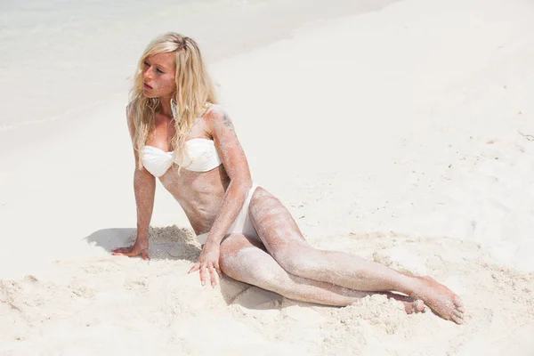 Blond Meisje Liggend Het Zand — Stockfoto