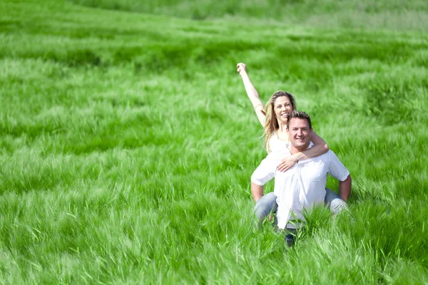Glückliche Menschen Auf Der Sommerwiese — Stockfoto