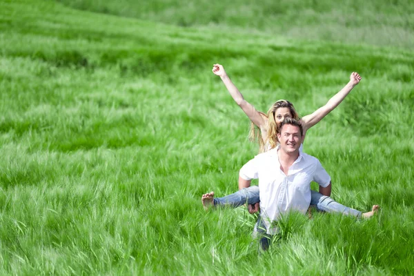 Pessoas Felizes Verão Meadow — Fotografia de Stock