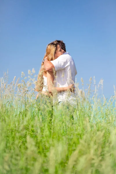 Glückliche Menschen Auf Der Sommerwiese — Stockfoto