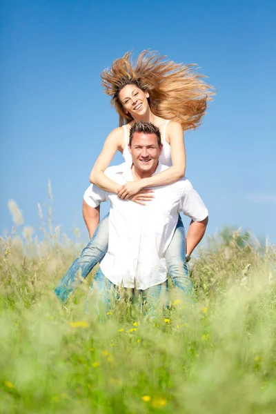 Gelukkige Mensen Zomerweide — Stockfoto