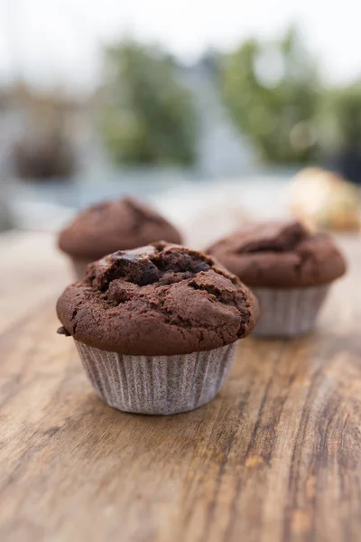 Frische Schokoladenmuffins Auf Rustikalem Holztisch Zur Kaffeezeit — Stockfoto