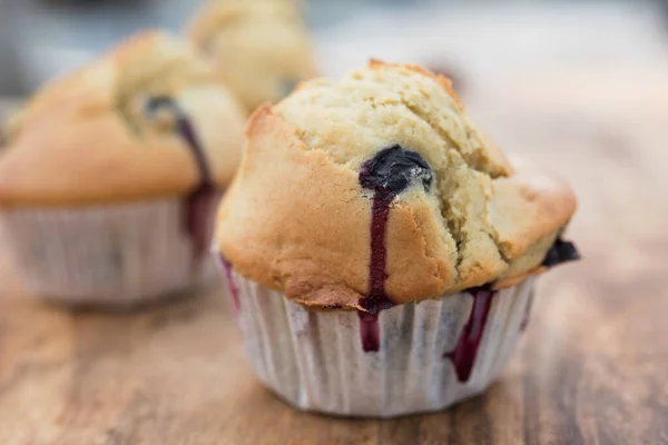 Muffin Aux Bleuets Frais Sur Table Cuisine Bois Close — Photo