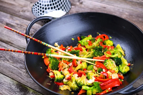 Wok Med Färgglada Grönsaker Skål Med Ris Och Ätpinnar Trä — Stockfoto