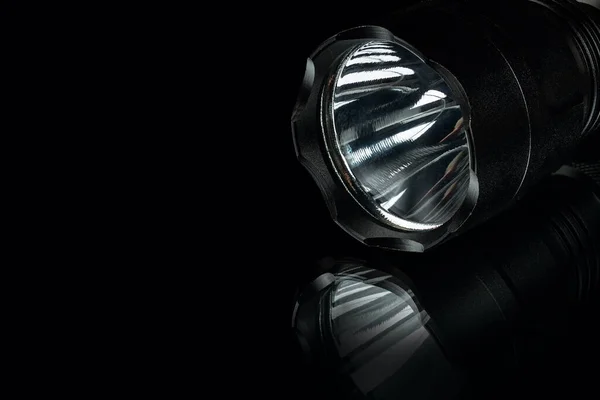 Svart Anodiserad Aluminium Vattentät Taktisk Ficklampa Svart Bakgrund — Stockfoto
