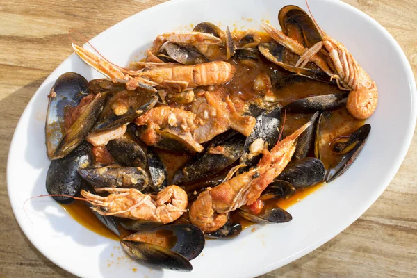 Skaldjurssås Med Blandad Fisk Till Säsong Linguine Pasta — Stockfoto