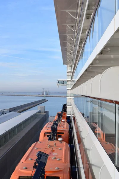 Seitenansicht Hafen Eines Kreuzfahrtschiffes Mit Rettungsbooten Und Balkonen Hintergrund Die — Stockfoto
