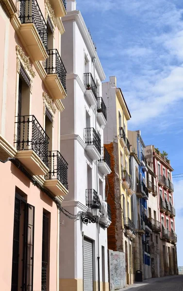 Schöne Häuserzeile Alicante Spanien Bei Sonnenschein Und Leicht Bewölktem Himmel — Stockfoto