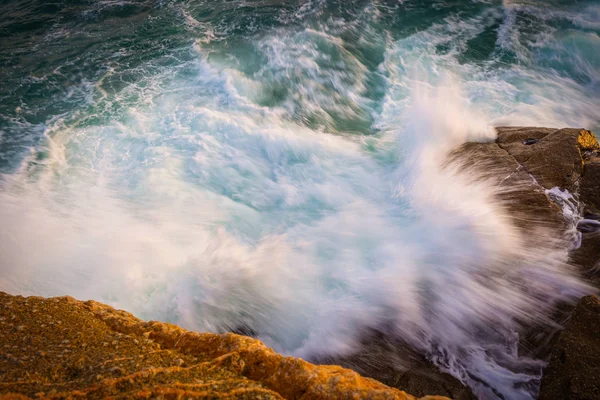 Μεγάλα Κύματα Μια Παράκτια Περιοχή Της Costa Brava Στην Ισπανία — Φωτογραφία Αρχείου