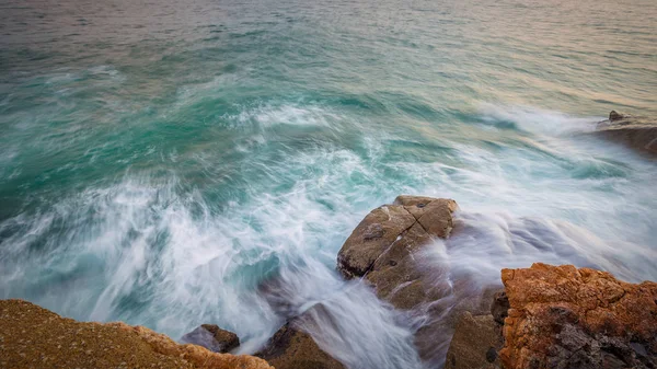 Nagy Hullámok Tengerparton Costa Brava Spanyolországban — Stock Fotó