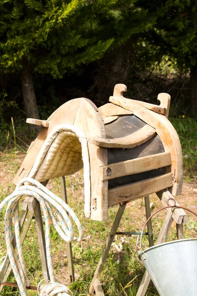 Una Vieja Silla Montar Burro Madera Hecha Mano Con Una —  Fotos de Stock