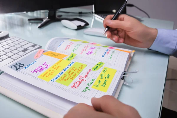 Horario Escritura Mano Del Empresario Diario Con Pluma Lugar Trabajo —  Fotos de Stock