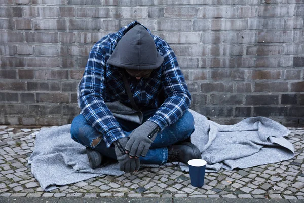 Vista Laterale Mendicante Maschio Seduto Sulla Strada Vicino Alla Tazza — Foto Stock