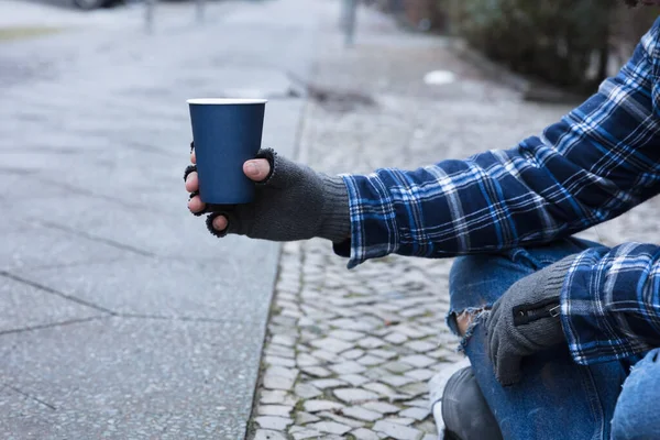 Mano Mendigo Usando Guantes Sosteniendo Taza Desechable — Foto de Stock