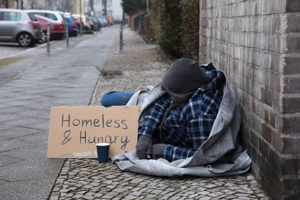 Man Tiggare Ligger Gatan Med Hemlös Och Hungrig Text Kartong — Stockfoto